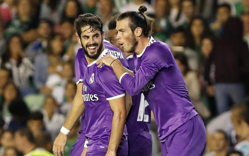 Les joueurs du Real Madrid, Isco et Bale qui célèbrent le 5è but contre Betis Séville en Liga. EFE