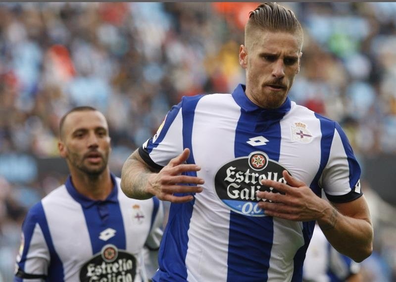El jugador del Deportivo Raúl Albentosa (d) celebra el gol del empate ante el Celta de Vigo en el partido de la novena jornada de LaLiga disputado  en el estadio Balaídos. EFE