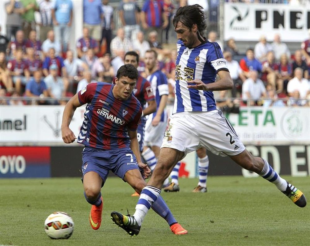El defensa de la Real Sociedad Carlos Martínez (d) con el balón ante el centrocampista del Eibar Ander Capa. EFE/Archivo