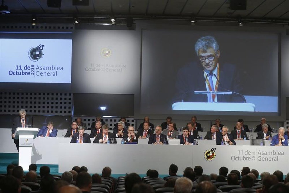 El presidente de la Real Federación Española de Fútbol (RFEF), Ángel María Villar, durante su discurso en la última Asamblea General Extraordinaria de la RFEF. EFE/Archivo