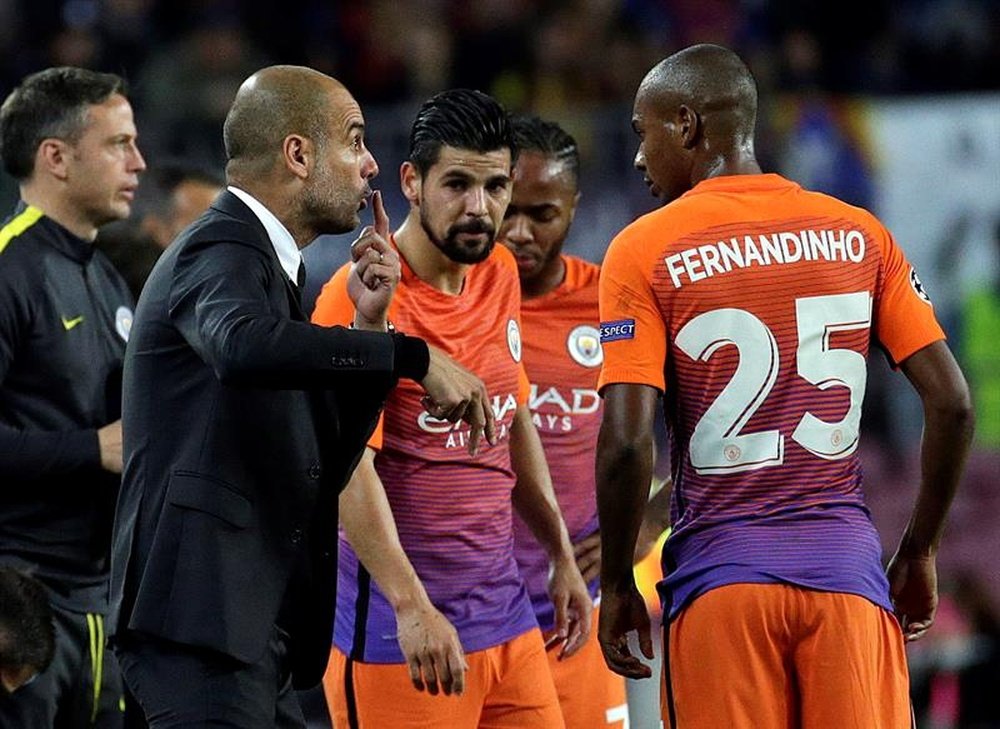 Guardiola talks to his players in the previous fixture against Barcelona. EFE