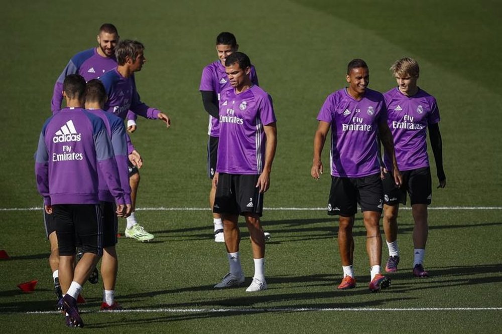 Los jugadores del Real Madrid, durante el entrenamiento que han realizado hoy en Valdebebas. EFE
