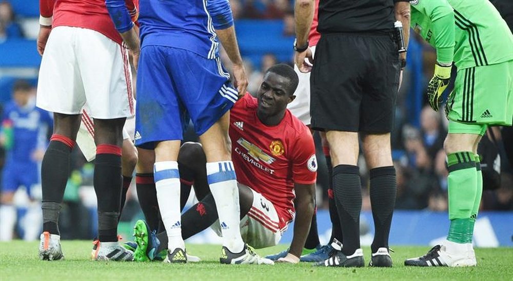 El defensa central del Manchester United Eric Bailly es atendido en el terreno de juego durante el Manchester-Chelsea en Stamford Bridge, en Londres, Reino Unido. EFE/EPA