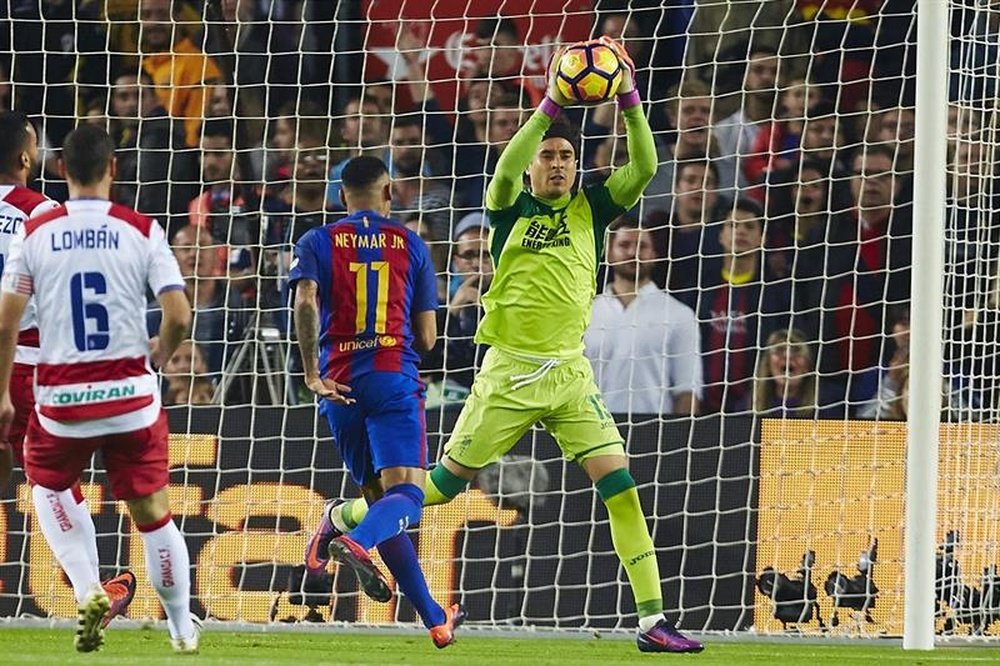 Ochoa fue un auténtico muro ante el Barça, pero no pudo evitar los cuatro goles azulgranas. EFE