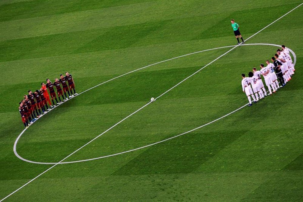 Les jouers du FC Barcelone et Real Madrid avant le coup d'envoi du Clasico. EFE