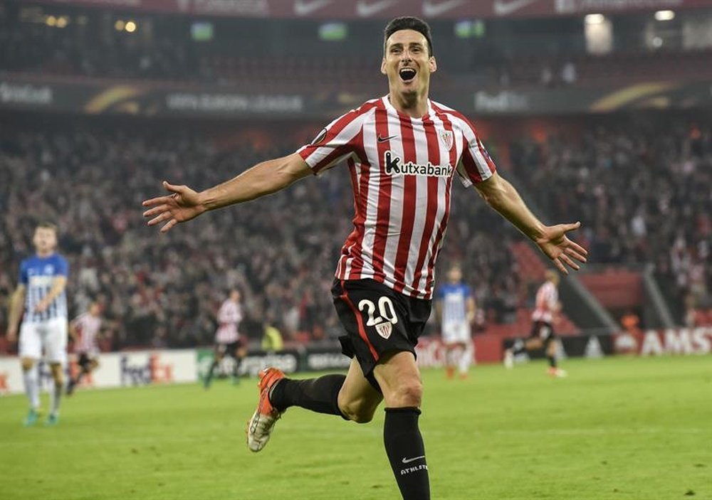 Aduriz celebrates one of his five goals against Genk. EFE