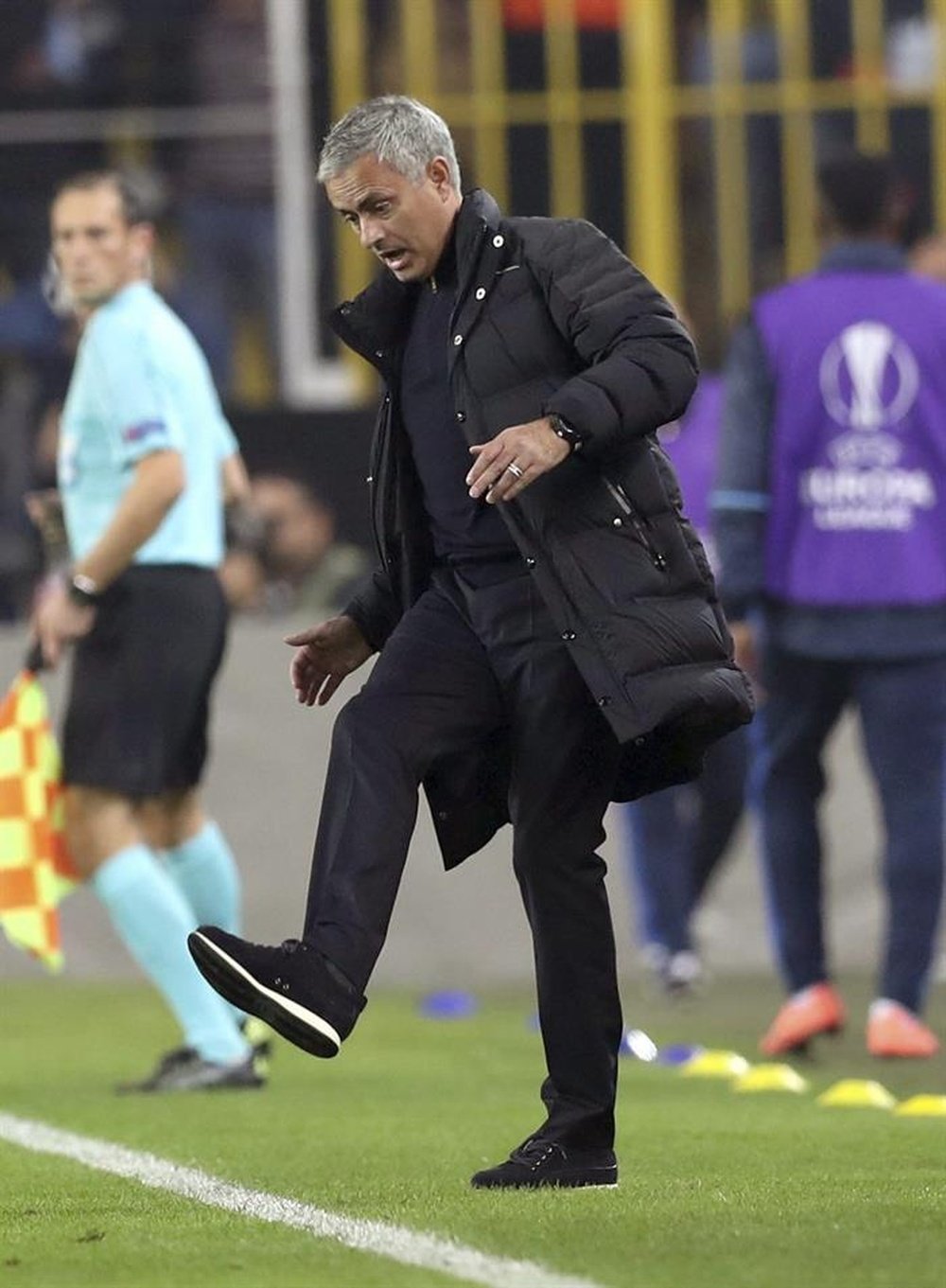 Mourinho shows his frustration as United lose 2-1 to Fenerbahce. EFE