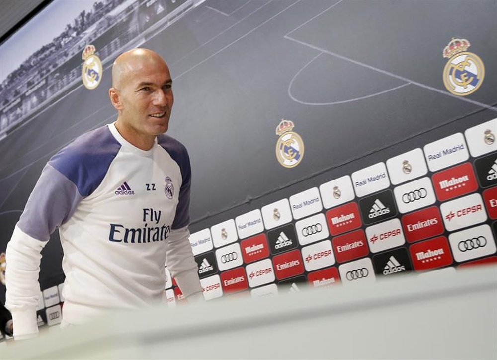 El entrenador del Real Madrid, Zinedine Zidane, durante la rueda de prensa que ofreció tras el entrenamiento del equipo esta mañana en Valdebebas, de cara al partido del domingo frente al Leganés correspondiente a la 11ª jornada de LaLiga Santander. EFE