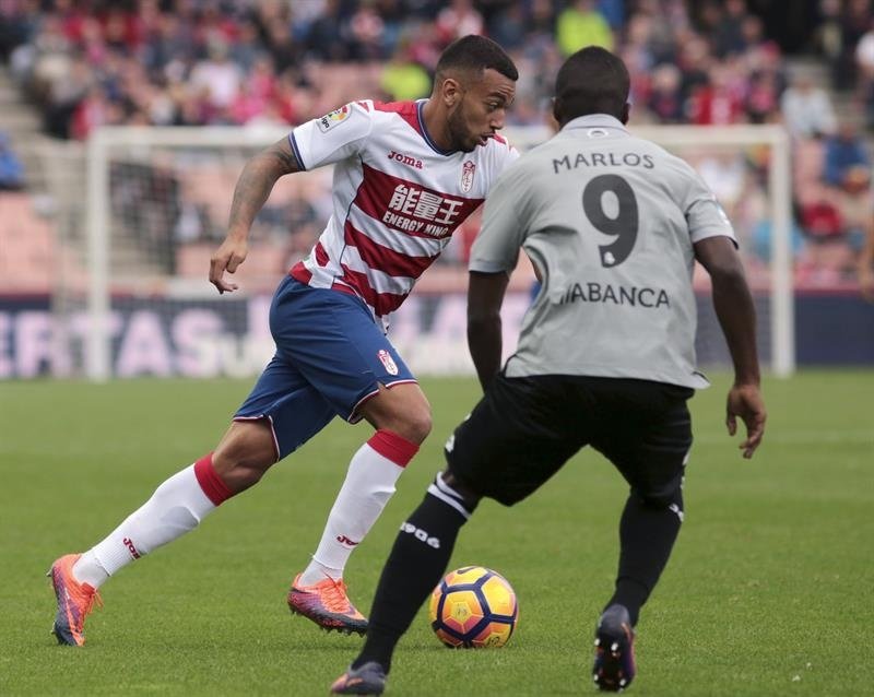 El defensa portugués del Granada Rubén Vezo se lleva un balón ante el delantero colombiano del Deportivo Marlos Moreno (d), durante el partido de la undécima jornada de la Liga de Primera División este sábado en el estadio Los Cármenes. EFE