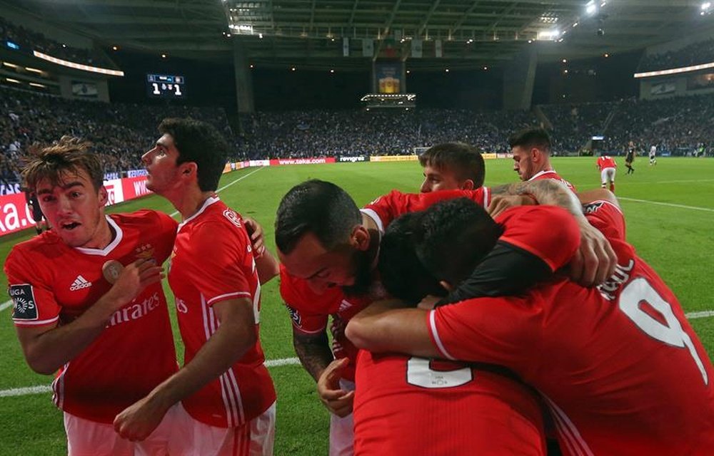 El Benfica de Mitroglou salvó un punto en el descuento con gol de Lisandro López. EFE