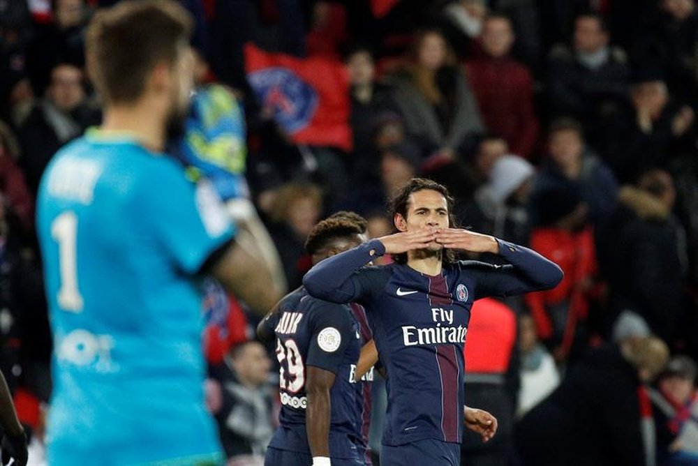 El delantero uruguayo del PSG Edinson Cavani (d) reacciona tras marcar el 1-0 durante el partido de la Ligue 1 que ha jugado Paris Saint-Germain (PSG) y Rennes en el Parque de los Príncipes de París. EFE/EPA