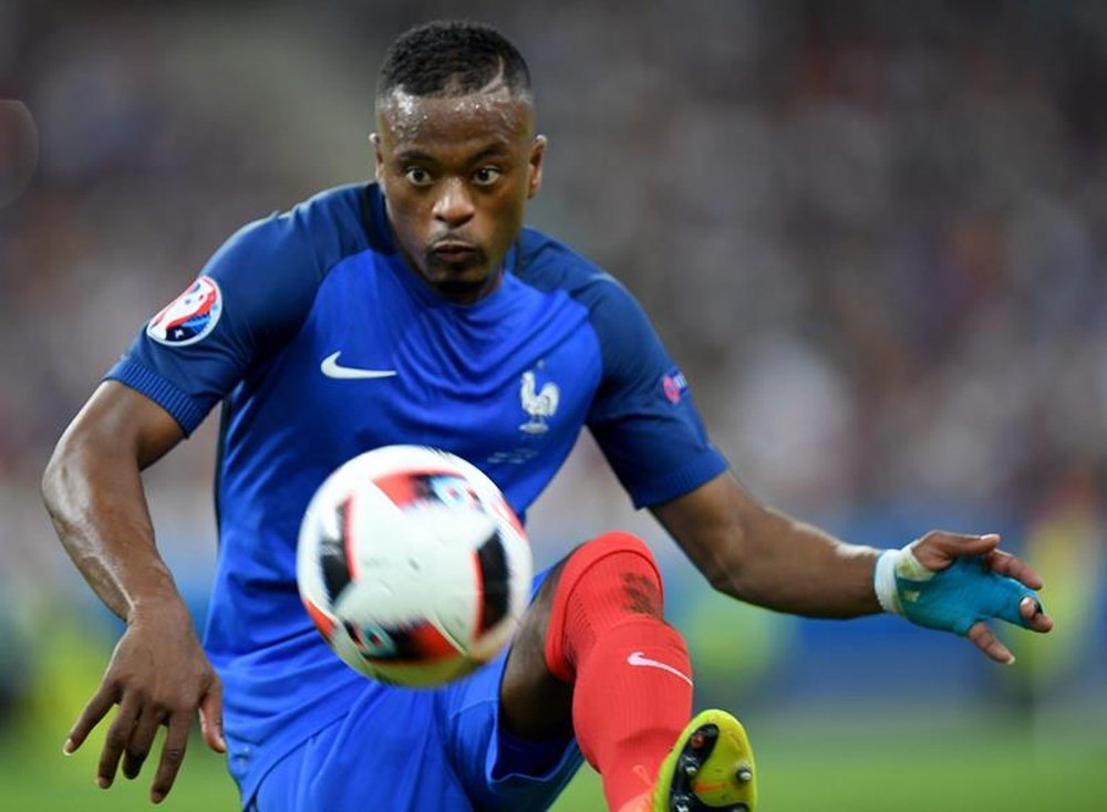 Patrice Evra sustituye a Kurzawa en la lista de la Selección Francesa. EFE/Archivo
