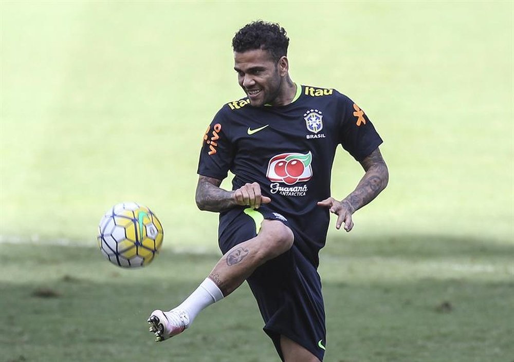 Alves visitó a sus compañeros de Brasil. EFE