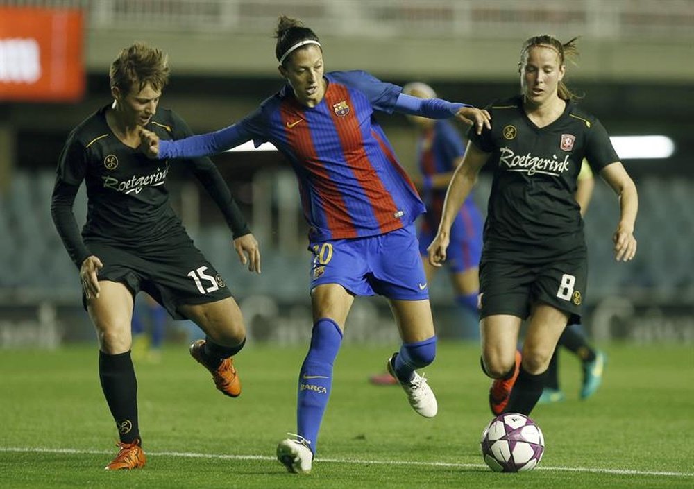 La jugadora del FC Barcelona Jennifer Hermoso (c) intenta controlar el balón ante la presencia de Lenie Onzia (d) y de Kristina Erman (i), del FC Twente 65 de Holanda, durante el partido de ida de los octavos de final de la Champions League femenina jugado esta tarde en el Miniestadi de Barcelona. EFE