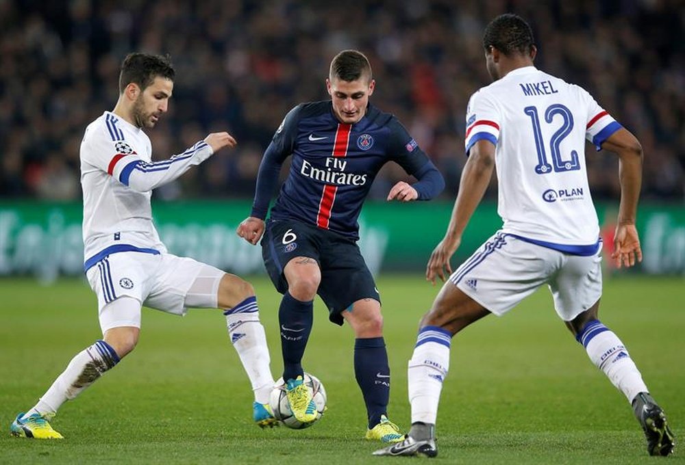 Marco Verrati (c) del París Saint Germain en acción contra Cesc Fabregas (i) y John Obi Mikel (d) del Chelsea, durante el partido de la Liga de Campeones de la UEFA entre París Saint Germain y Chelsea FC en el estadio Parc des Princes en París (Francia). EFE/Archivo