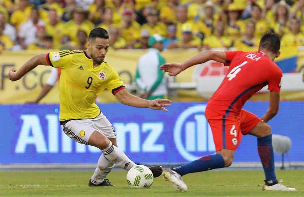 El colombiano Radamel Falcao (i) trata de superar la marca del chileno Mauricio Isla (d), este 10 de noviembre de 2016, durante un partido entre Colombia y Chile por las eliminatorias al mundial de fútbol Rusia 2018, en el estadio Metropolitano de Barranquilla (Colombia). EFE