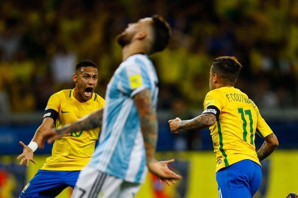 Neymar explicó que es una alegría jugar con Coutinho en la Selección Brasileña. EFE