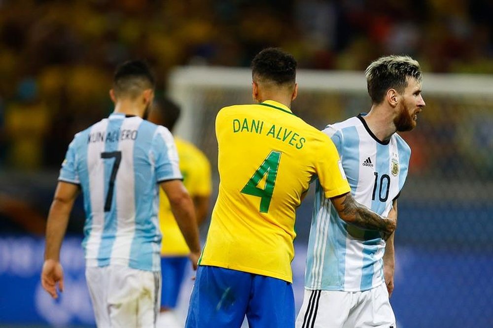 Dani Alves prend la défense de Leo Messi. EFE