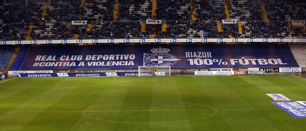 Antiviolencia propuso dos multas de 3.000 euros al Deportivo por dar apoyo a 'Riazor Blues'. EFE