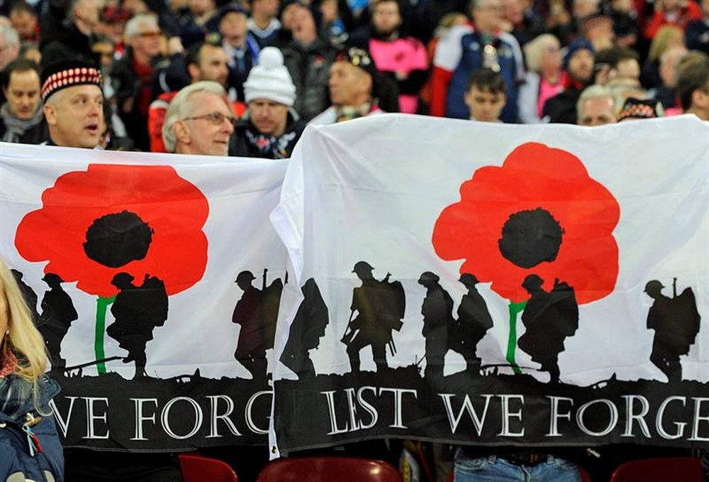 Los aficionados de Escocia mostraron simbologías para homenajear a los caídos. AFP