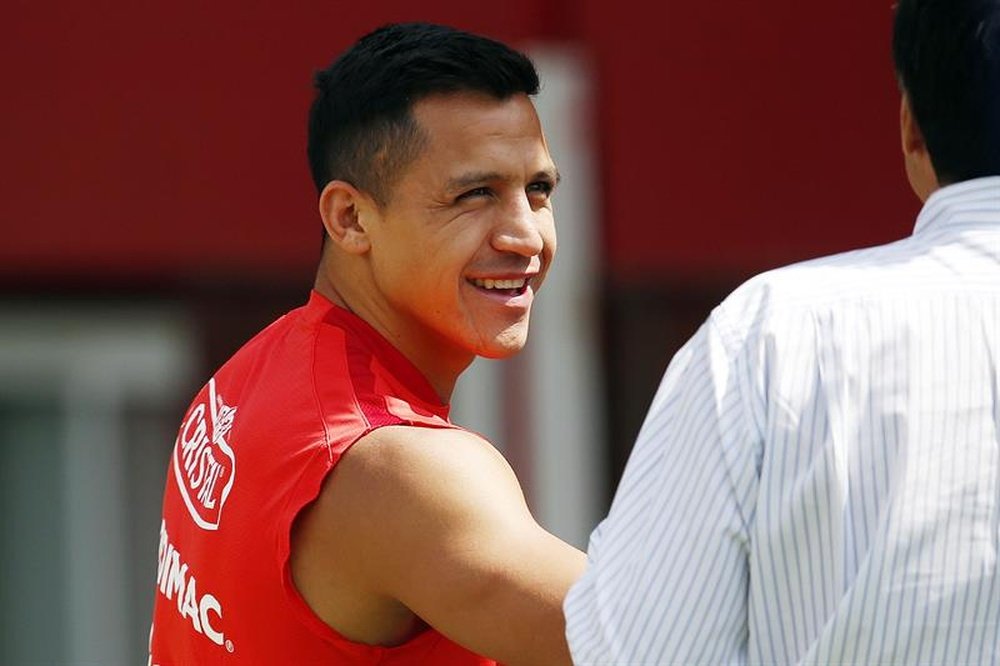 Alexis Sanchez wants to be up with the Premier League's highest earners. EFE