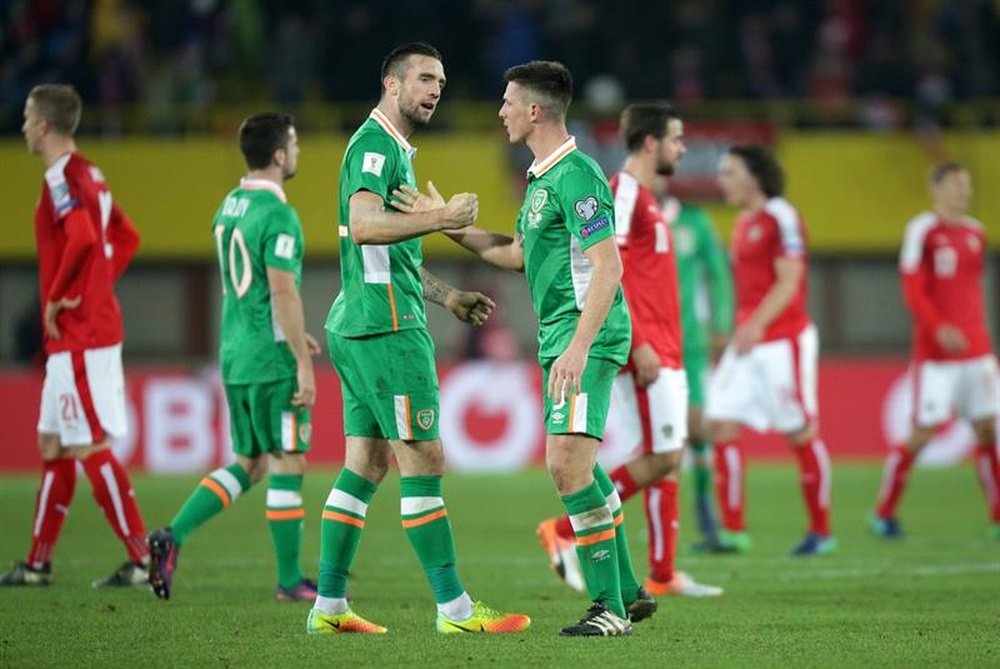 Los jugadores de Irlanda Shane Duffy (3i) y Ciaran Clark reaccionan tras ganar el partido de clasificación para el Mundial de Rusia 2018 en Viena, Austria. EFE