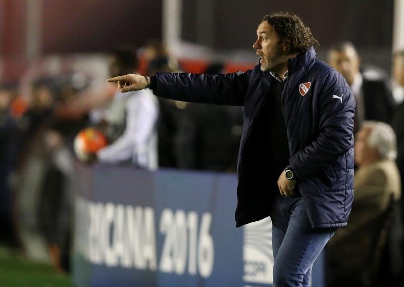 Milito dimite como entrenador de Independiente