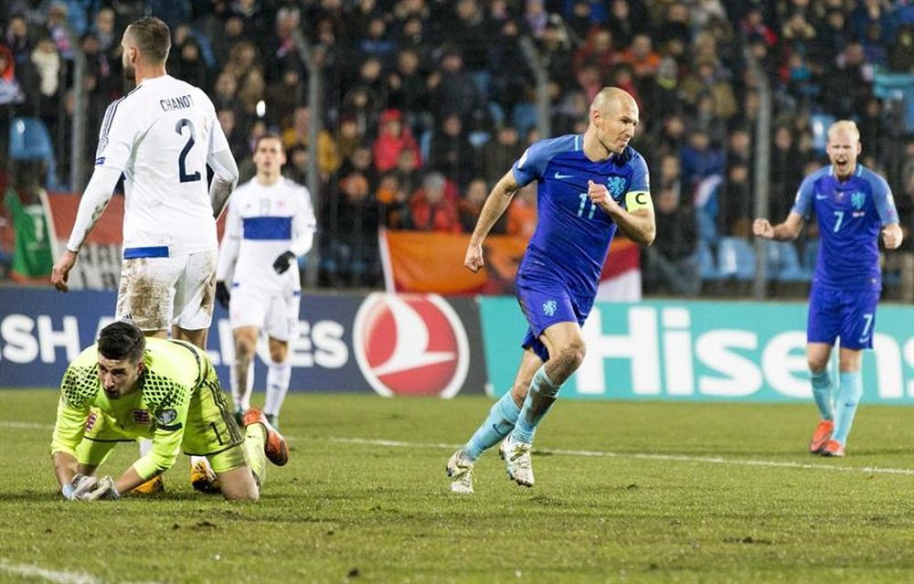 El holandés Arjen Robben (2d) reacciona tras marcar ante Luxemburgo en el estadio Josy Barthel de Luxemburgo. EFE