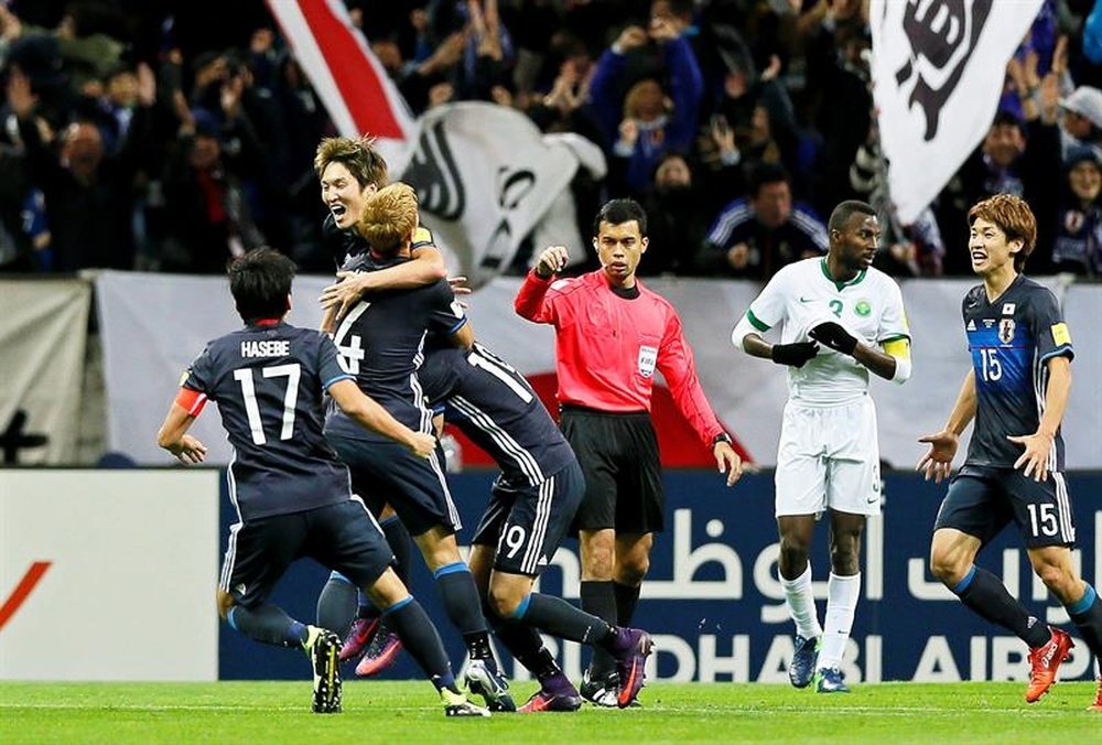 El delantero japonés Genki Haraguchi (3i) celebra el 2-0 cotra Arabia Saudí durante el partido partido de clasificación de UEFA para la Copa Mundial de Fútbol de 2018 entre Japón y Arabia Saudí que se celebra en Saitama (Japón). EFE