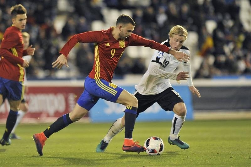 El delantero de la selección española Borja Mayoral (i) y el jugador de Austria, Schlager luchan por el balón durante el partido de Fútbol Internacional Sub 21 que disputaron en el estadio Carlos Belmonte de Albacete. EFE