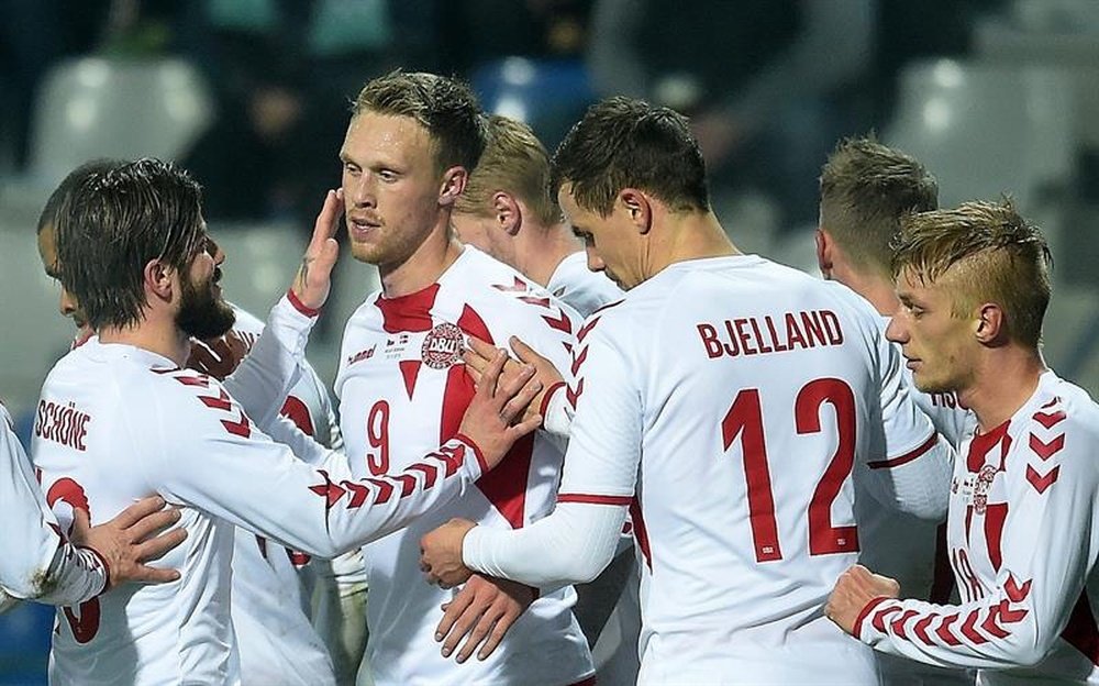 Los jugadores de Dinamarca celebran un gol ante República Checa durante el juego amistoso que se disputa en Mlada Boleslav, República Checa. EFE