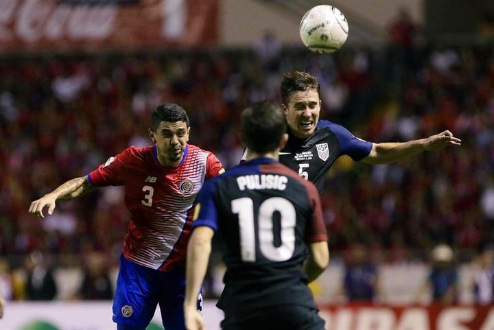 Costa Rica presume de liderato goleando a Estados Unidos