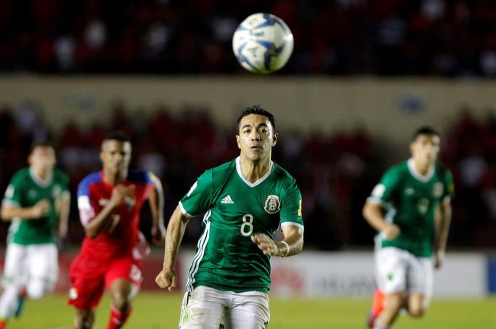 El centrocampista mexicano estará fuera de los terrenos durante un tiempo. EFE/Archivo