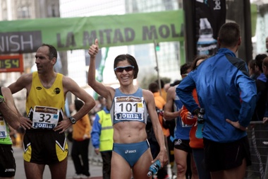 La atleta Alessandra Aguilar, tras proclamarse campeona de España de medio maratón en la prueba Coruña21 en 2014. EFE/Archivo