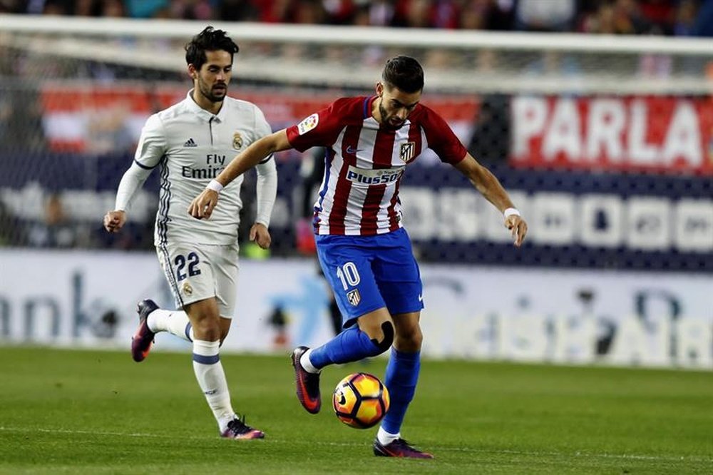 Isco (L) chases Yannick Carrasco in the Madrid derby. EFE
