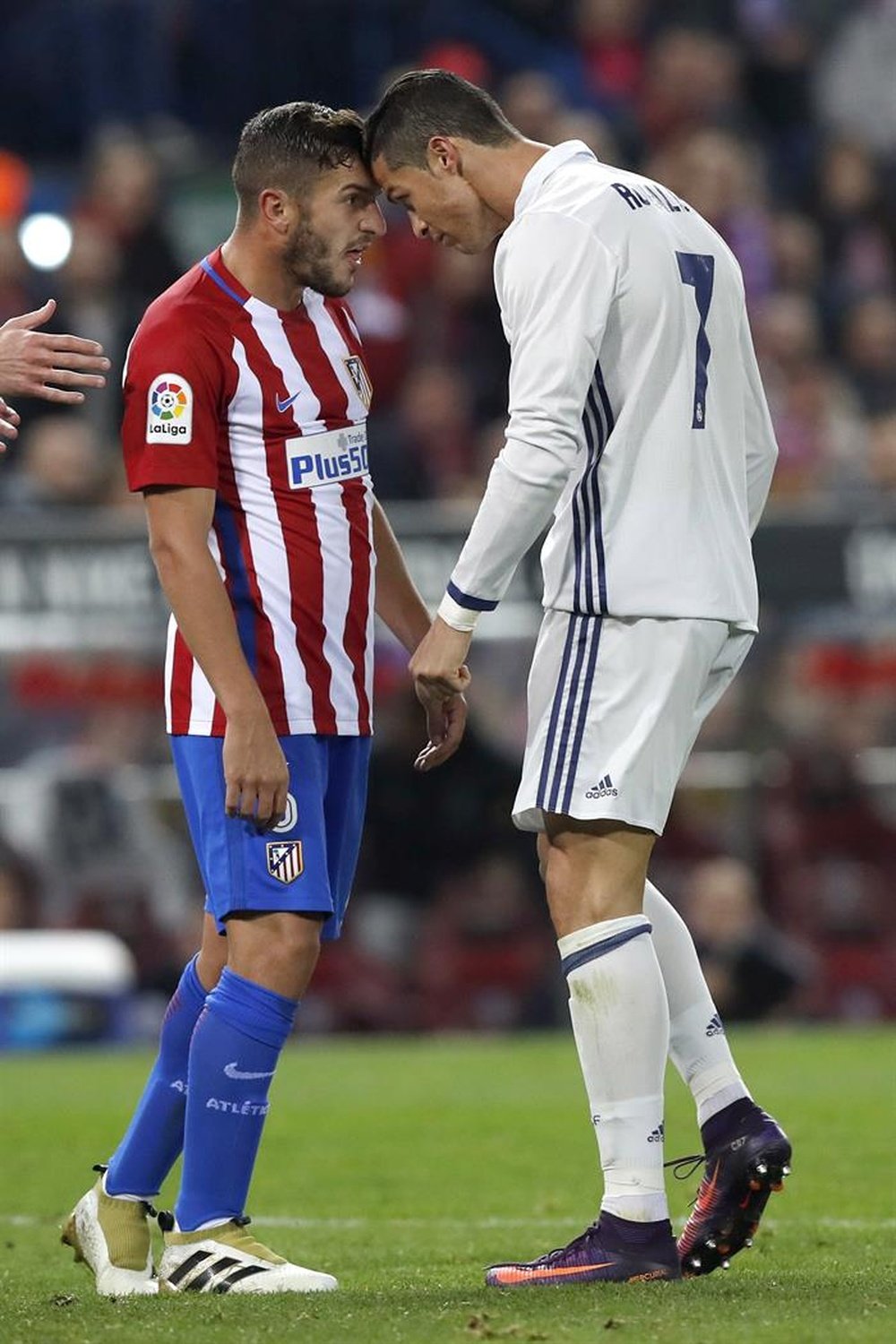 Koke (L) and Ronaldo square up during the Madrid derby. EFE