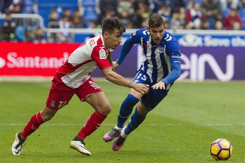 Le joueur de l 'Espanyol Hernan Pérez à la lutte contre Theo Hernandez d'Alaves, en Liga. EFE