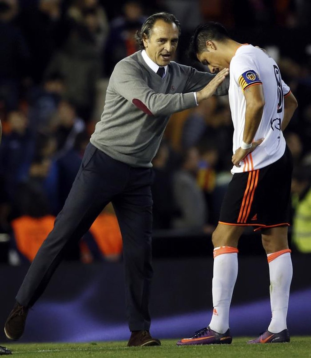 El entrenador del Valencia, el italiano Cesare Prandelli (i), consuela al capitán del equipo, el centrocampista argentino Enzo Pérez (d), al finalizar en empate 1-1 el partido ante el Granada de la duodécima jornada de la Liga de Primera División, jugado en el estadio de Mestalla. EFE
