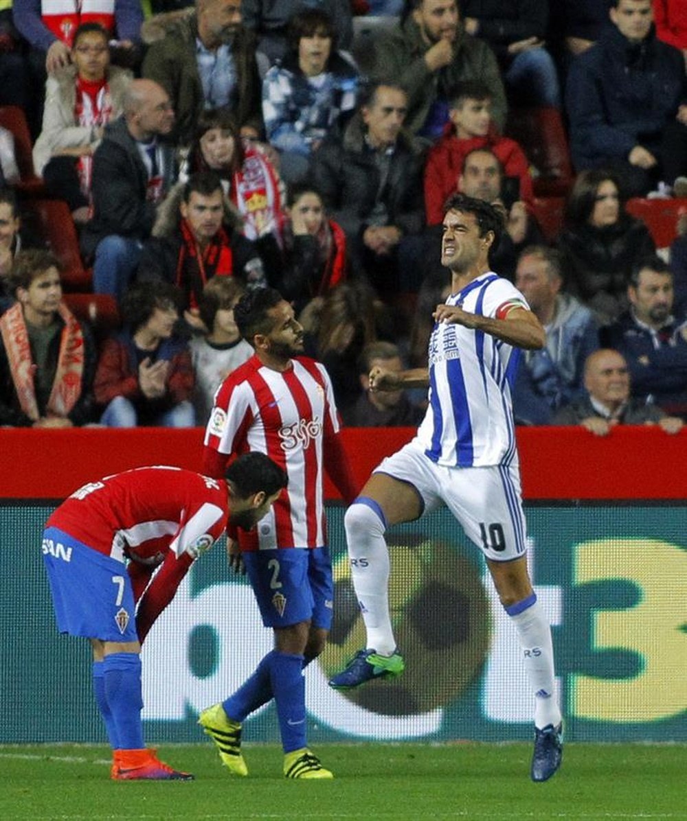 Le milieu de la Real Sociedad Xavi Prieto à la lutte avec les joueurs du Sporting Gijon en Liga. EFE
