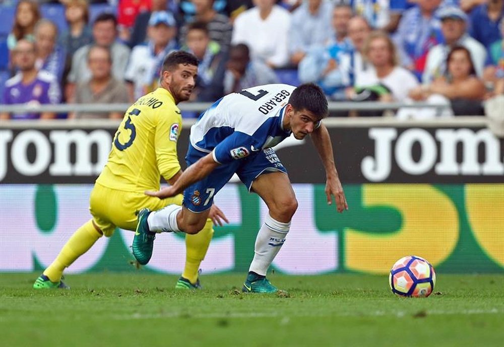 El delantero del RCD Espanyol, Gerard Moreno (d), se lleva el balón ante el defensa argentino del Villareal CF, Mateo Musacchio (i), durante un partido. EFE/Archivo