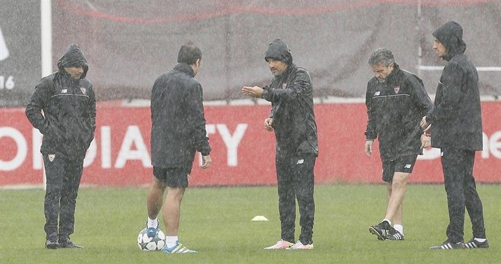 El entrenador del Sevilla fc, Jorge Sampaoli (i) junto a su equipo técnico. EFE