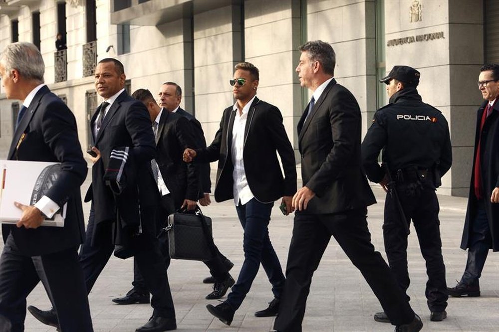La empresa familiar de los Neymar no cree que el futbolista sufra una pena de prisión. EFE/Archivo