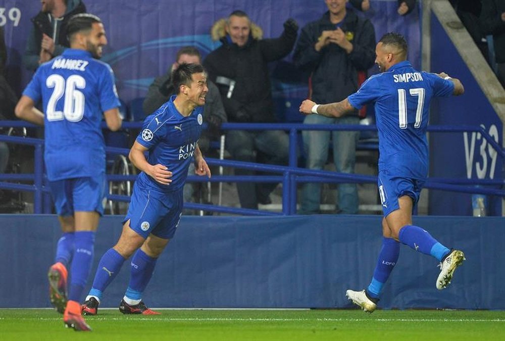 Shinji Okazaki (c) de Leicester celebra con sus compañeros luego de anotar contra Club Brujas  durante un juego del grupo G de la Liga de Campeones UEFA realizado en Leicester (R.Unido). EFE