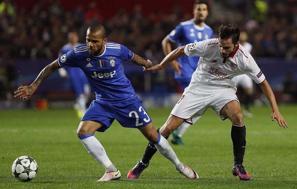 Dani Alves viewing the ball. EFE