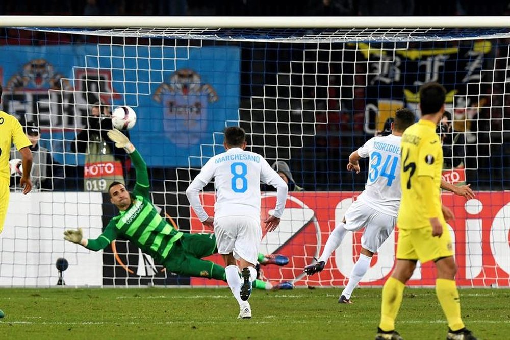 El jugador del Zurich Roberto Rodriguez (d) anota el 1-1 ante el arquero del Villarreal Sergio Asenjo (i) en el partido de la Liga Europa UEFA entre el FC Zurich de Suiza y el Villarreal CF de España, en el estadio Letzigrund de Zúrich. EFE