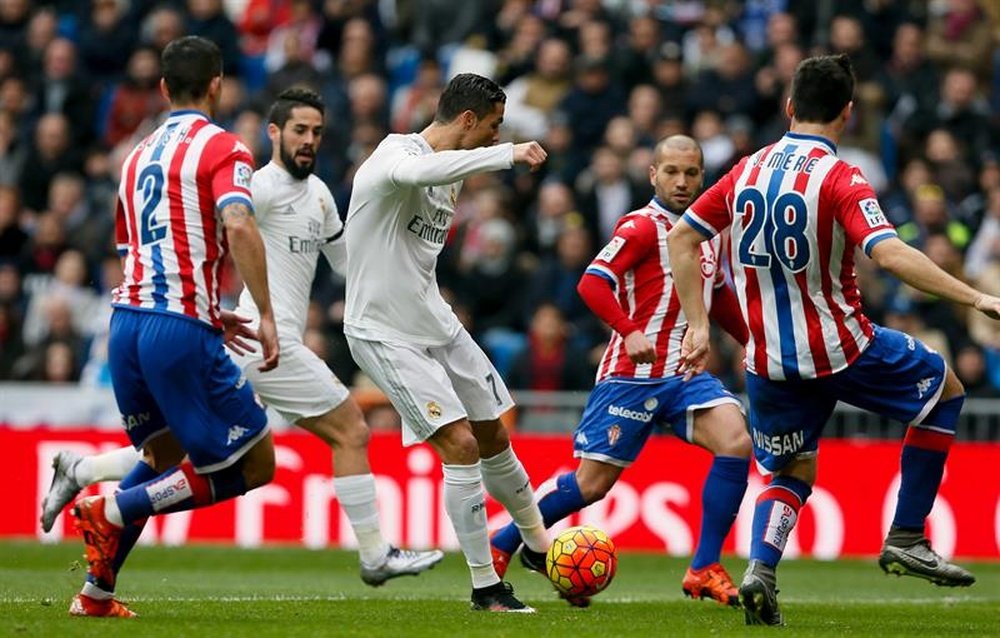 Ronaldo battling for the ball. EFE/Archivo