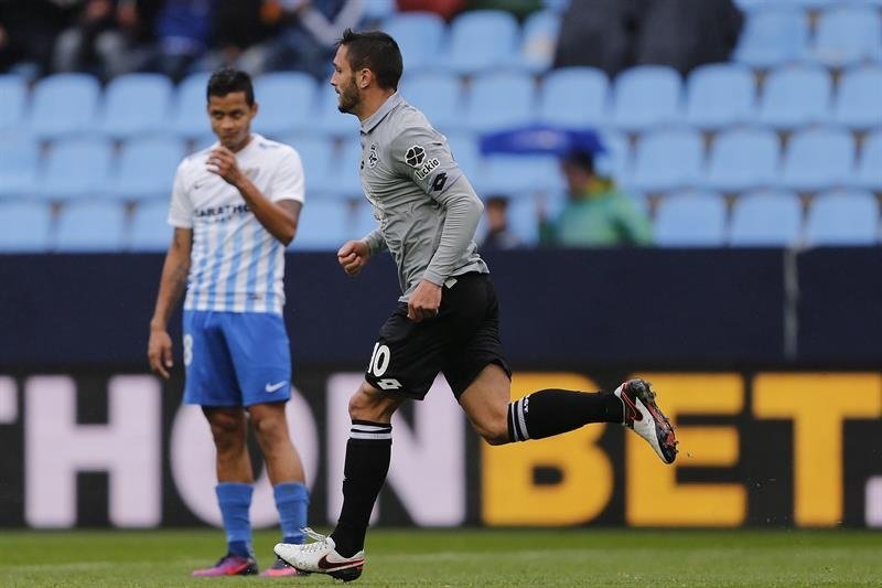 Los tres goles del Dépor valieron de poco ante el Málaga. EFE