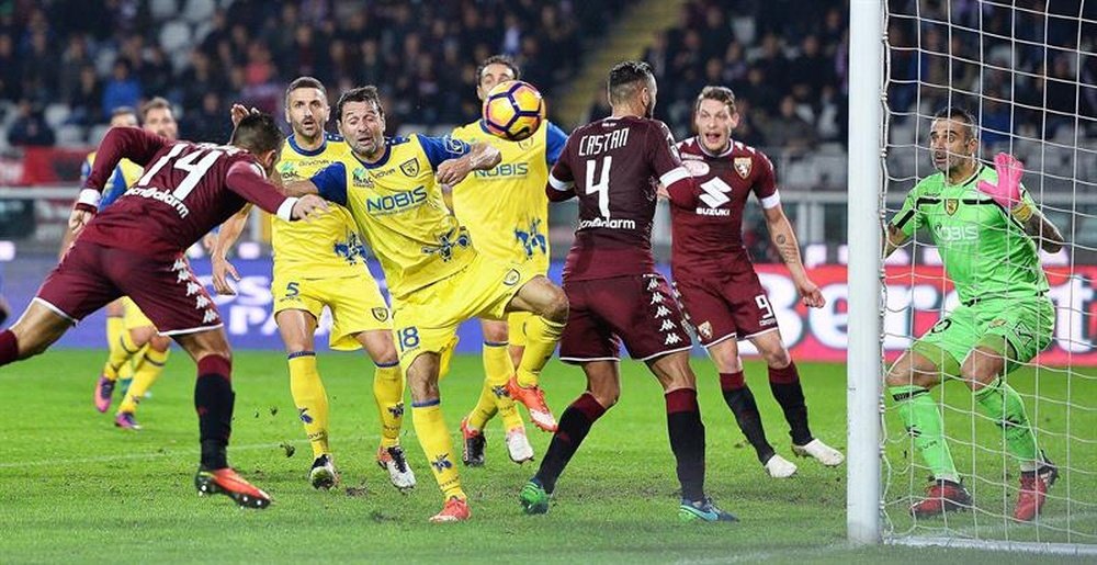 El jugador español del Torino Iago Falque (I) logra uno de sus dos goles ante el Chievo en el Olímpico de Turín. EFE/EPA