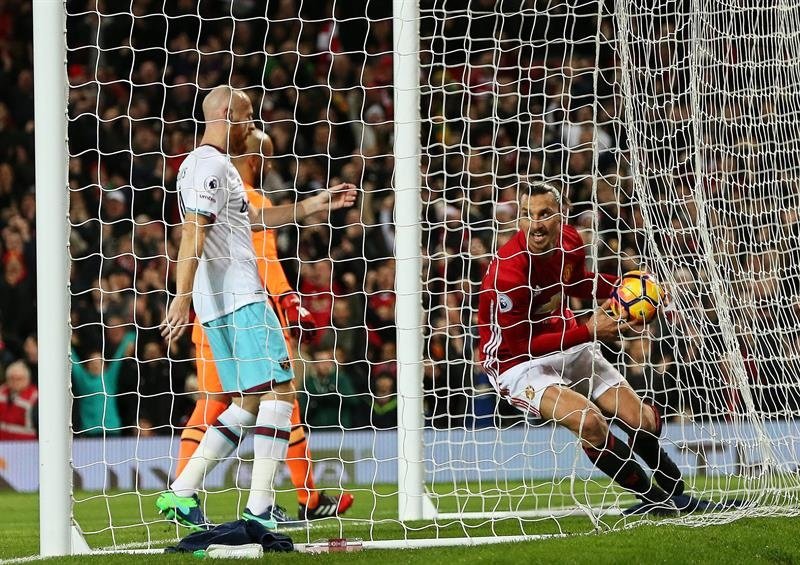El delantero del Manchester United Zlatan Ibrahimovic (d) reacciona tras lograr el gol del empate ante el West Ham United en Old Trafford en Manchester, Reino Unido. EFE/EPA