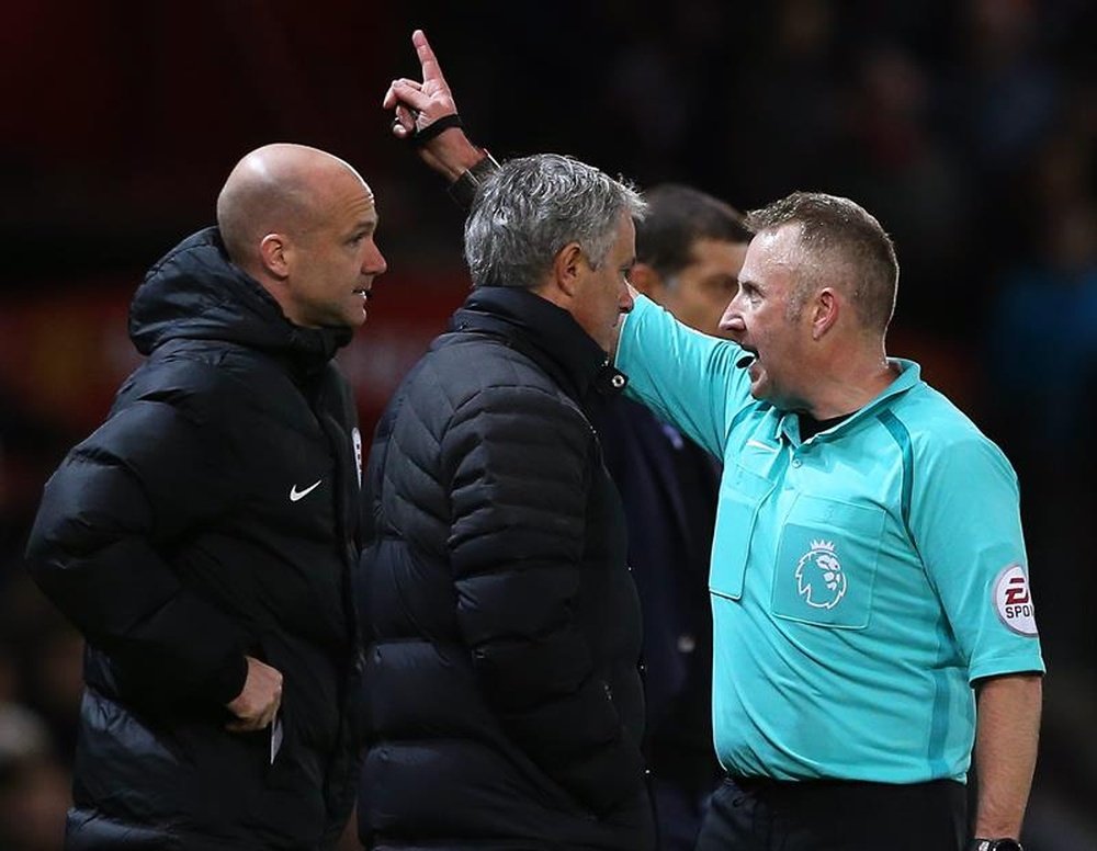 Mourinho (C) was sent off against West Ham for kicking a water bottle. EFE